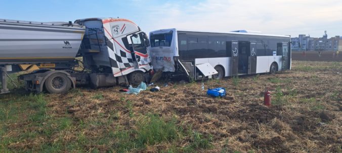 Pred Turňou nad Bodvou sa zrazil kamión s autobusom, k nehode vyslali šesť ambulancií a vrtuľník