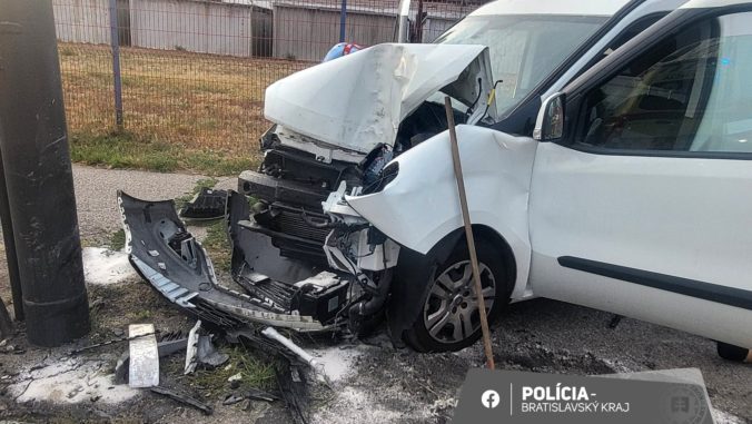 Tragický večer v Bratislave. Na Vajnorskej sa zrazili dve autá, 60-ročný vodič po príchode záchranárov nejavil známky života (foto)