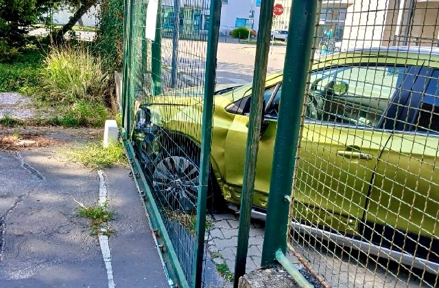 Divoká jazda v Nitre. Vodič narazil do viacerých áut aj autobusu, zastavil ho až plot (foto)