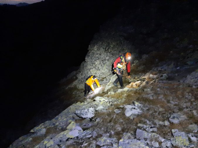 Horskí záchranári zachraňovali pod Mlynárom poľských turistov, otec s dcérou museli stráviť noc v horách