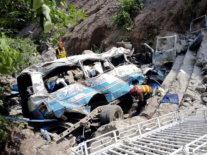 Dve autobusové nehody v Pakistane si vyžiadali najmenej 35 mŕtvych, stali sa v priebehu niekoľkých hodín (foto)