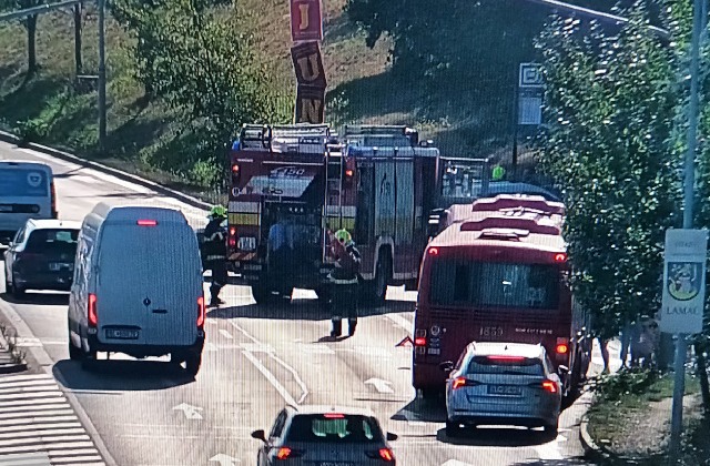 Auto pri nákupnom centre v Lamači narazilo do zastávky MHD, premávka je tam obmedzená (foto)