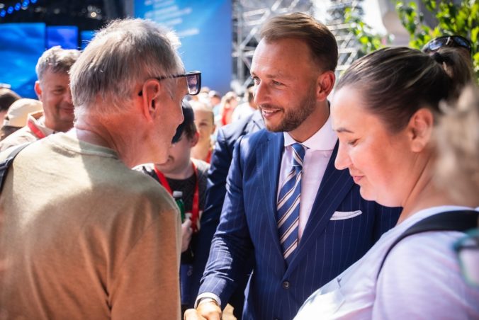 Keď Slováci držia spolu, dokážu poraziť aj toho najväčšieho nepriateľa, uvidel Šutaj Eštok. SNP je podľa ministra ukážkou našej svetlej histórie (video)