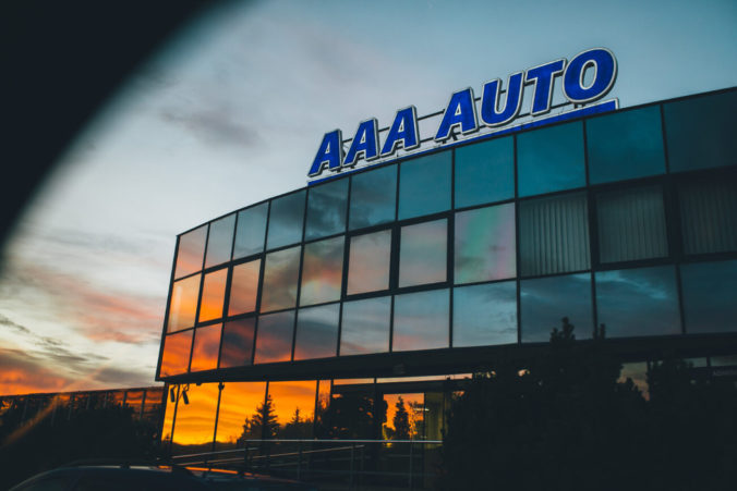 AAA AUTO, vďaka využitiu generatívnej AI, v auguste pokorilo mesačnú hranicu 20 000 zobchodovaných áut