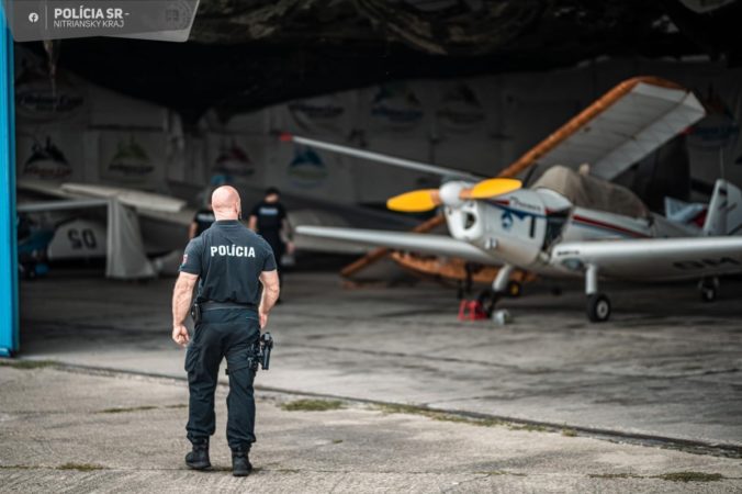 Pyrotechnici aj hasiči zasahovali na letisku Nitra-Janíkovce, niekto tam nahlásil bombu