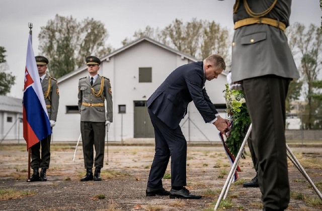 Antifašizmus a pripomínanie obetí holokaustu by malo byť základom školského vzdelávania, zdôraznil Fico Antifašizmus a pripomínanie obetí holokaustu by malo byť základom školského vzdelávania, zdôraznil Fico