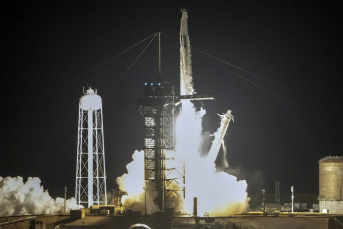 Miliardár Isaacman v rakete firmy SpaceX opäť vyštartoval na obežnú dráhu (foto)