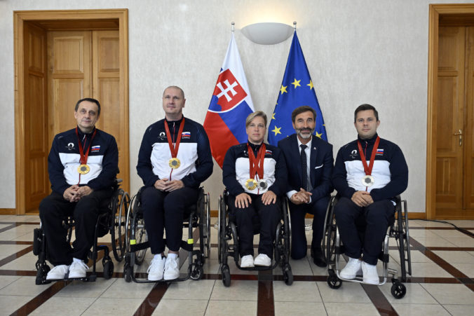 Blanár prijal paralympijských medailistov po návrate z Paríža. Minister je hrdý na výsledky, ktoré dosiahli (foto)