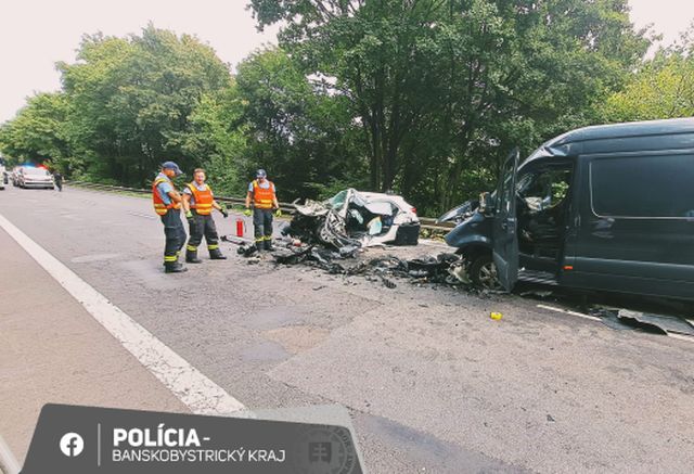 Vodič prešiel do protismeru a čelne sa zrazil s autom, zraneniam na mieste podľahol (foto)