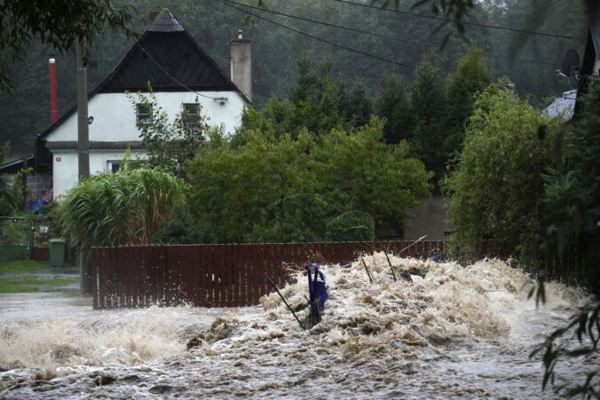 Muž spadol pri upratovaní naplavenín do rozvodneného potoka, už sa nevynoril