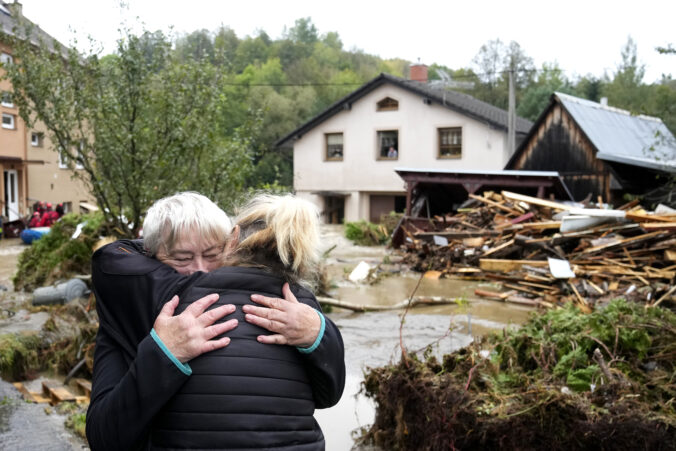 Povodne v strednej Európe si už vyžiadali osem obetí. To najhoršie nie je ešte za nami, varuje český premiér (video+foto)