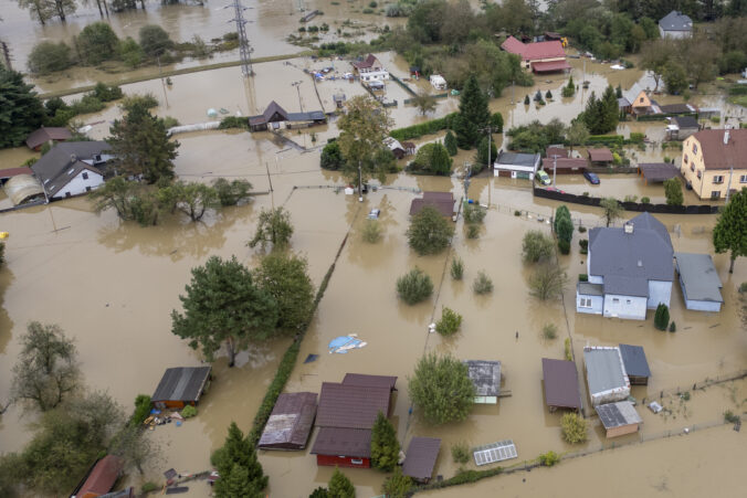 Povodňová situácia v Česku sa skomplikovala, na rieke Odra v Ostrave sa pretrhla hrádza (foto)