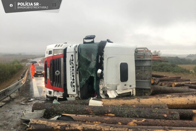 Rýchlostná cesta R2 v smere na Lučenec je uzavretá, vodič kamióna neprežil nehodu (foto)