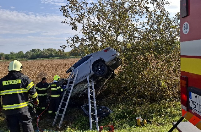 Tragická nehoda v Michalovciach. Mladý vodič zišiel s autom do priekopy, zastavil ho až strom (foto)