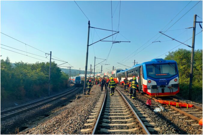 V Prahe sa zrazili dva osobné vlaky, na miesto vyslali osem záchranných posádok (foto)