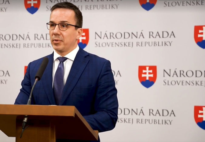 Minister práce Tomáš kritizuje Dankove výroky a obvinil ho z klamstva, so zmenou rodičovského dôchodku nesúhlasil