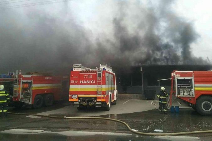 Hasiči zasahovali pri požiari haly v Galante, skryté ohniská odhalili pomocou dronu