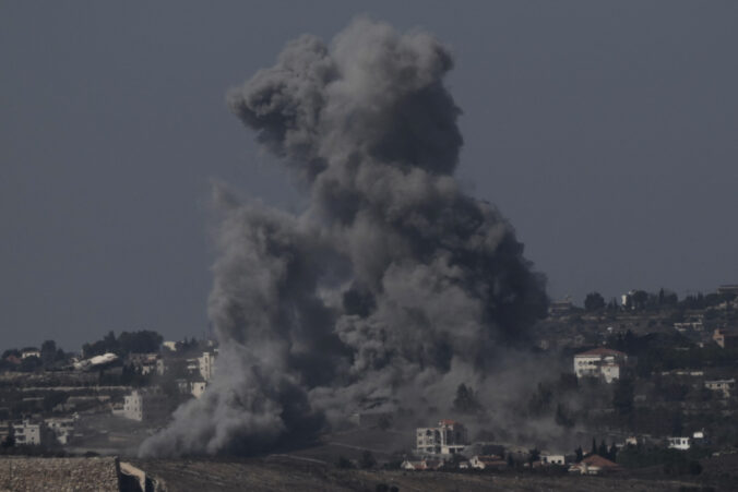 Izrael rozširuje bombardovanie v Libanone, desaťtisíce ľudí sa snažia utiecť do bezpečia