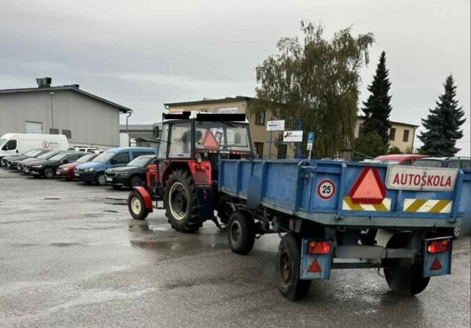 Muž skladal skúšky v autoškole z jazdy na traktore, policajtov prekvapil alkoholom v krvi