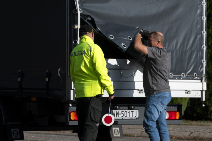 Polícia skontrolovala viac ako 1 300 vozidiel na hraniciach s Maďarskom, cieľom bolo odhaľovanie nelegálnej migrácie