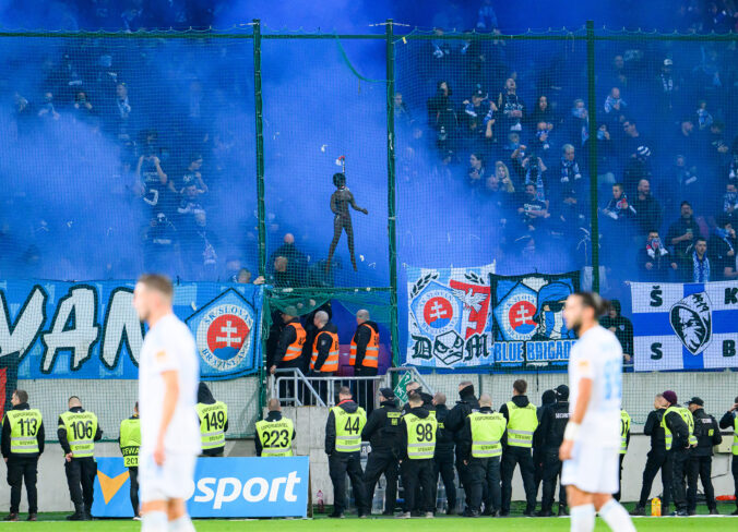 Policajti si počas derby Trnava-Slovan posvietili na fanúšikov. Pokuta môže dosiahnuť až 10-tisíc (foto)