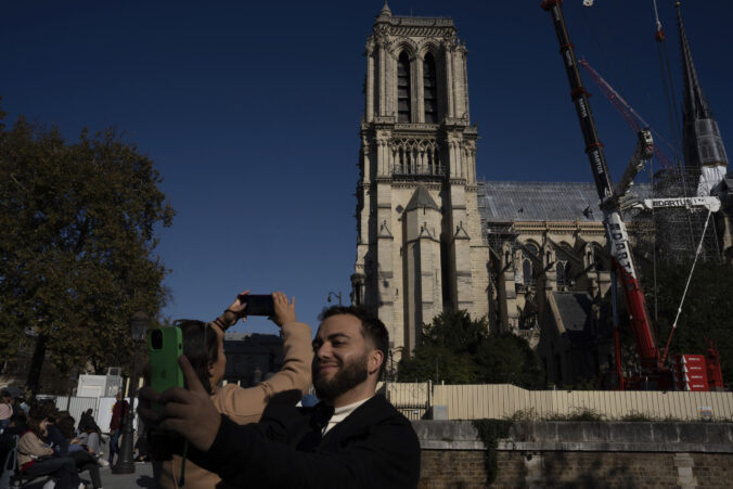 Katedrála sv. Martina v Bratislave odovzdá pozdrav Notre Dame v Paríži. Čo ich spája?