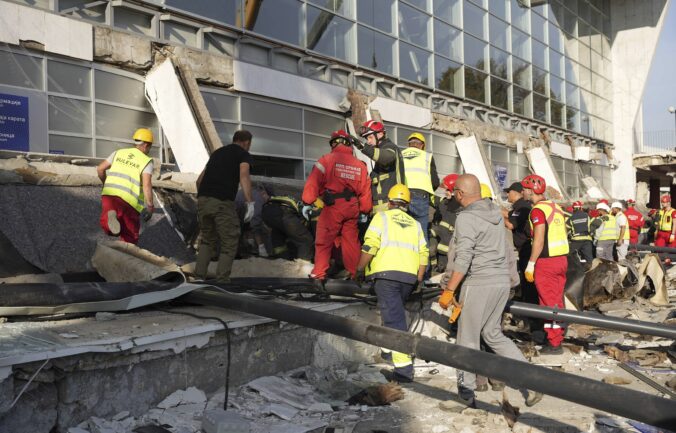 Nad vchodom do železničnej stanice sa zrútila betónová strecha, zahynulo najmenej osem ľudí (foto)