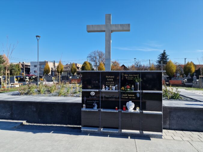 V Ľuboticiach dokončili ďalšiu etapu rekonštrukcie cintorína, pribudlo nové osvetlenie aj dlažba (foto)