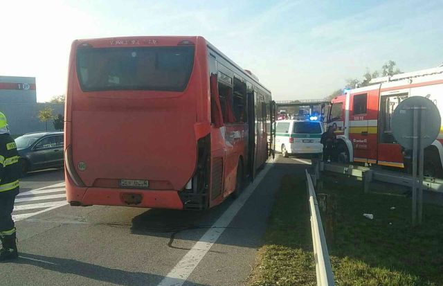 Kamión sa pri obci Lozorno zrazil s autobusom, nehoda si vyžiadala zranených (foto)