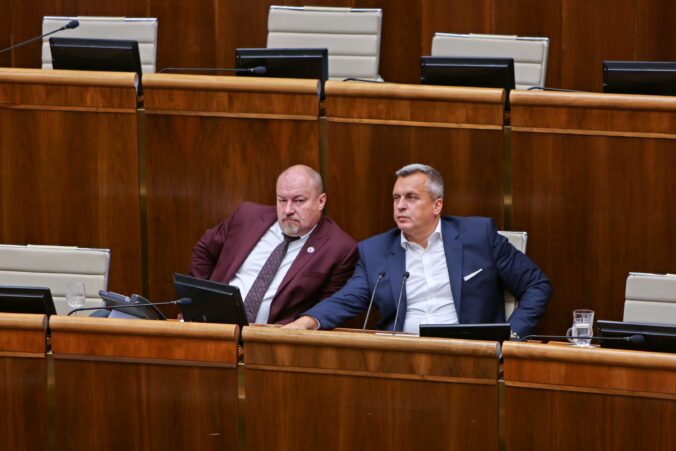 Parlament schválil novelu infozákona, sprísňuje podmienky a umožňuje úradom požadovať poplatky