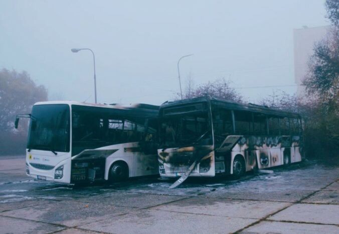 V Poltári vyhoreli dva autobusy patriace SAD Lučenec, škoda bola odhadnutá na 200-tisíc eur (foto)