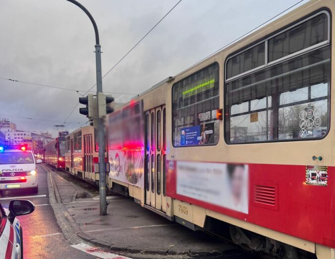 Dôchodkyňu v Bratislave zrazila električka, cez priechod pre chodcov prechádzala na červenú (foto)