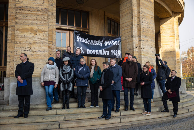 Viac ako polovica Slovákov považuje za najväčší prínos Nežnej revolúcie práve možnosť voľne cestovať