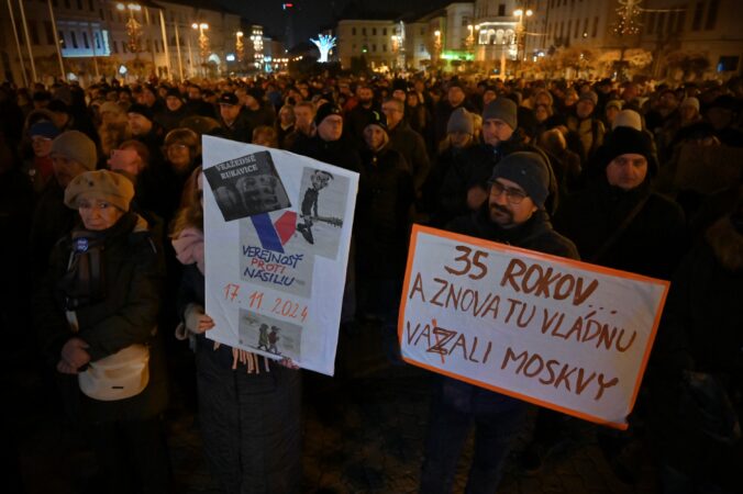 Občianska spoločnosť si nenechá vziať 17. november, Nežnú revolúciu si pripomenuli aj v Paríži (foto)