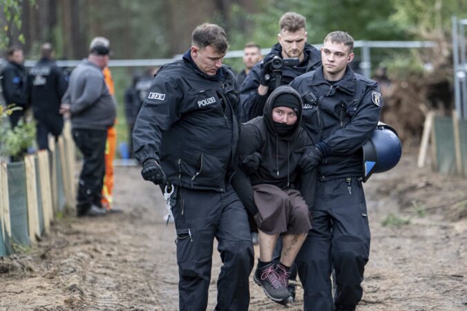 Nemecká polícia zlikvidovala tábor protestujúcich neďaleko závodu Tesly