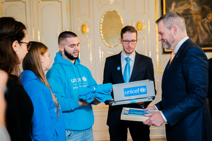 Prezident Pellegrini pri príležitosti Svetového dňa detí prijal študentov v rámci projektu UNICEF Kids Takeover (video+foto)