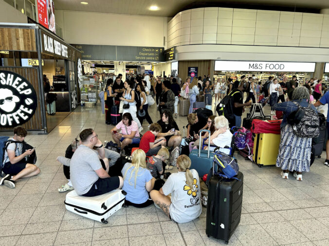 Pre podozrivú batožinu evakuovali časť londýnskeho letiska Gatwick