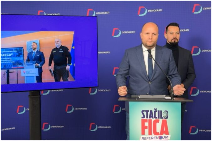 Demokrati informovali o ďalších dvoch prípadoch policajnej brutality, Šutaja Eštoka a Soláka vyzývajú na odchod (video)