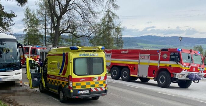 Zrážku auta s autobusom pri Dežericiach neprežil jeden človek, ďalších šesť ľudí bolo zranených