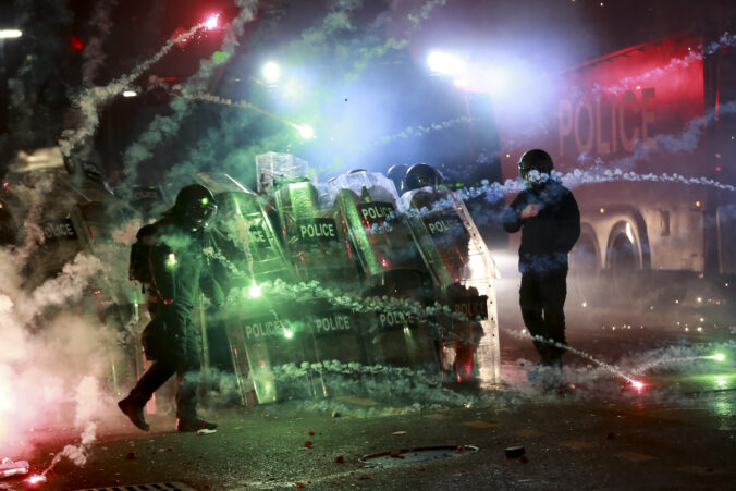 Demonštrácie v Gruzínsku po prerušení rokovaní s EÚ pokračujú, počas protestov zadržali 43 ľudí – FOTO