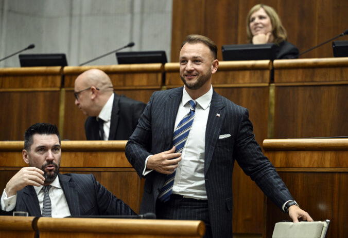 Odvolávanie Šutaja Eštoka v parlamente: Mimoriadnu schôdzu sa nepodarilo otvoriť – VIDEO