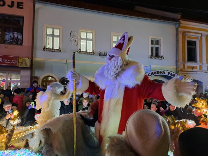 Mikuláš s anjelom a čertom sa k nám dostal len nedávno, socialistická ideológia využívala Deda Mráza i Snehulienku