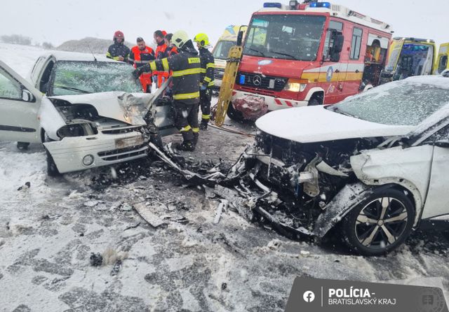 Polícia upozorňuje na uzavretú cestu v blízkosti D4, došlo k zrážke dvoch vozidiel – FOTO