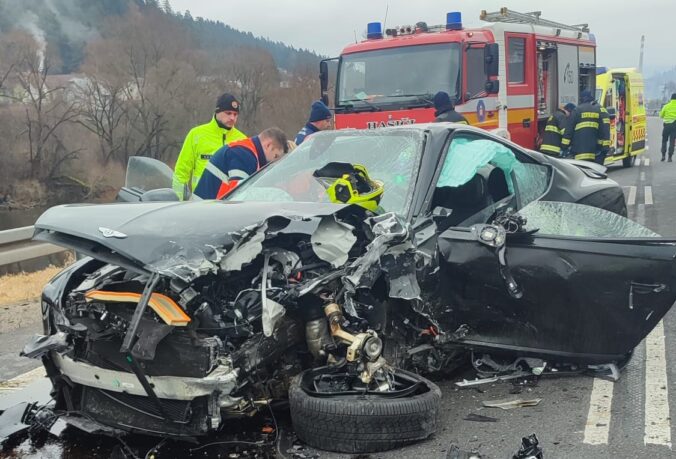 Cudzinec v Bentley obiehal kolónu a vrazil do oproti idúceho auta. Vodič Fordu zrážku neprežil – FOTO