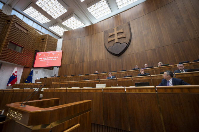 Parlament opäť nebol uznášaniaschopný a v pléne nechýbali iba „huliakovci“ – VIDEO