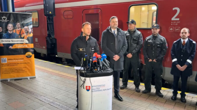 Policajti budú od nového roka cestovať vlakmi zadarmo, má to však jednu podmienku – VIDEO