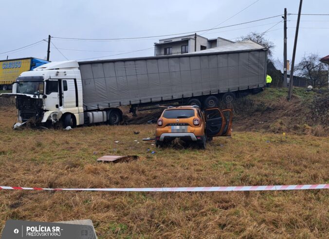 Tragická nehoda v obci Soboš si vyžiadala život vodiča. Čelne sa zrazilo nákladné a osobné auto – FOTO