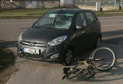 Odbočenie bez prednosti stálo cyklistu život, zrážka s osobným autom sa stala 68-ročnému mužovi osudnou – FOTO