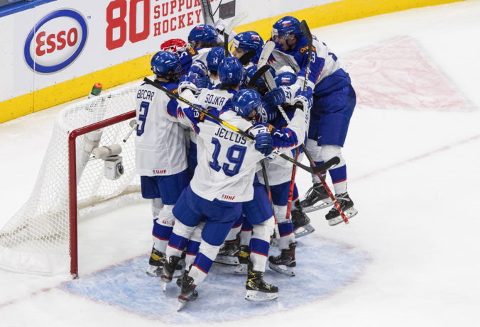 Slováci vybojovali prvý triumf na MS v hokeji do 20 rokov, o víťazstve nad Švajčiarmi rozhodol 17-ročný Chovan