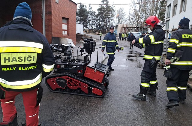 Hasiči naďalej zasahujú pri požiari polystyrénu v rekonštruovanej hale v Kežmarku – FOTO